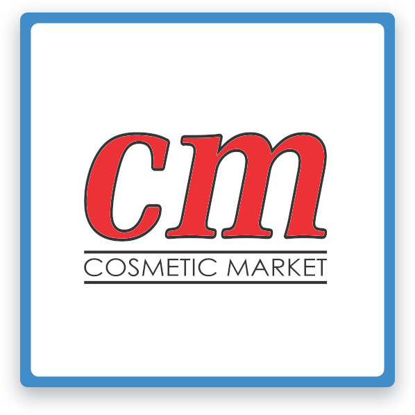 Logotip CM Cosmetic Market" sa slovima "C" i "M" podebljanim crvenim fontom, stoje jedan pored drugog. Ispod slova je crni tekst "Cosmetic Market" manjim fontom, smješten između dvije horizontalne crne linije. Logo je postavljen na beloj pozadini.
