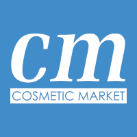 Logo kompanije CM cosmetic market. Logo čine mala latinična slova c i m ispod kojih je u negativu napisan tekst 
				 velikim slovima COSMETIC MARKET